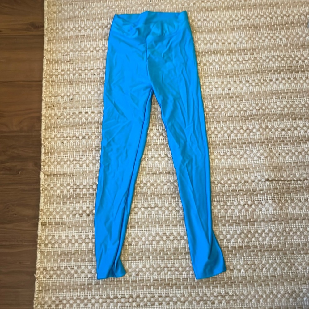 Shiny blue leggings